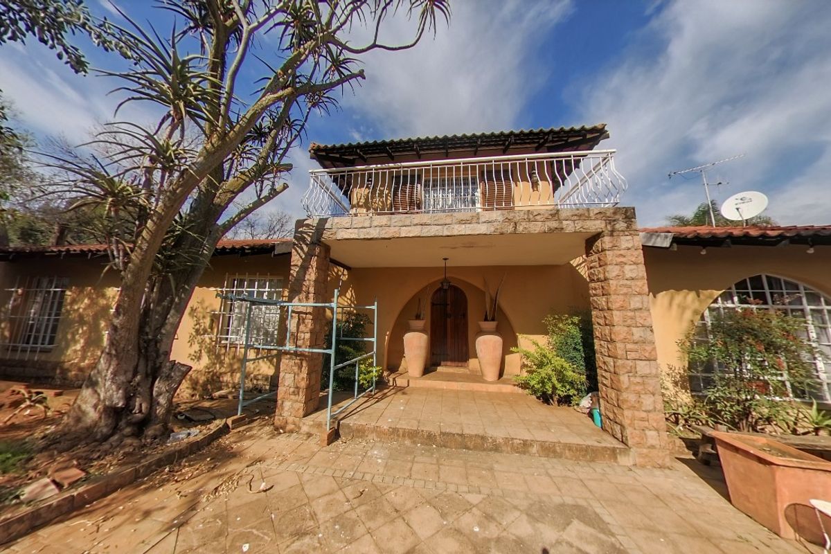 5 Bedroom Family Residence with Flatlet, Borehole, Expansive Entertainment Areas & Unlimited Potential in Sought-After Murrayfield - Photo 3