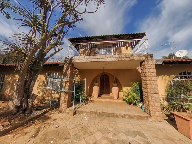 5 Bedroom Family Residence with Flatlet, Borehole, Expansive Entertainment Areas & Unlimited Potential in Sought-After Murrayfield - Photo 3