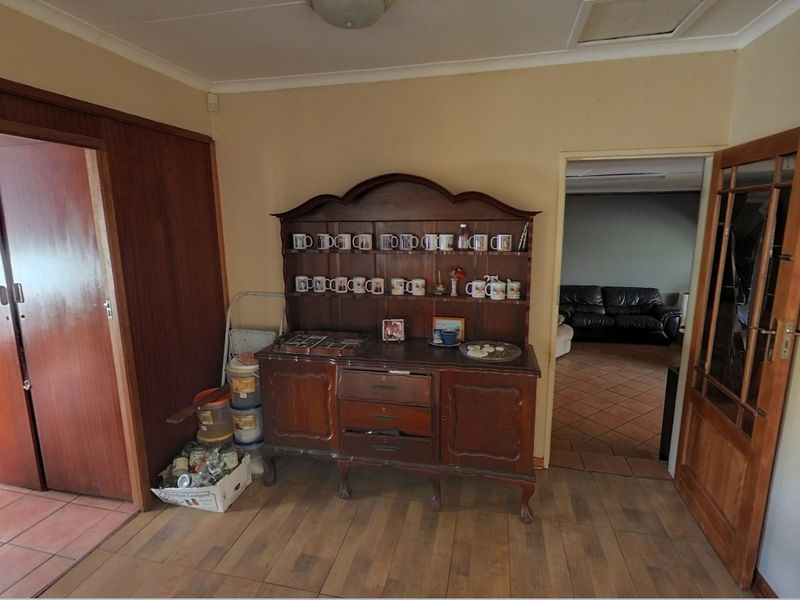 5 Bedroom Family Residence with Flatlet, Borehole, Expansive Entertainment Areas & Unlimited Potential in Sought-After Murrayfield - Photo 9