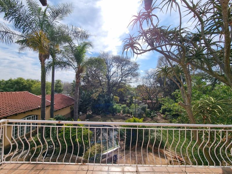 5 Bedroom Family Residence with Flatlet, Borehole, Expansive Entertainment Areas & Unlimited Potential in Sought-After Murrayfield - Photo 6