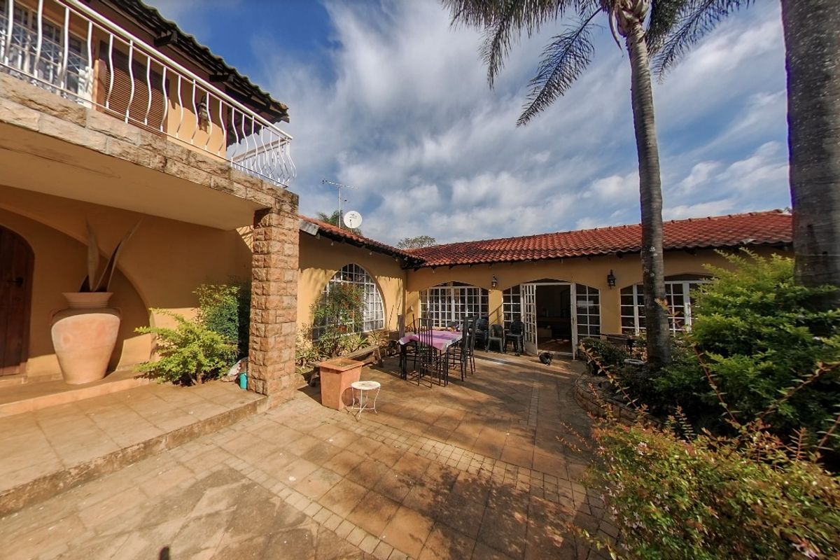 5 Bedroom Family Residence with Flatlet, Borehole, Expansive Entertainment Areas & Unlimited Potential in Sought-After Murrayfield - Photo 4