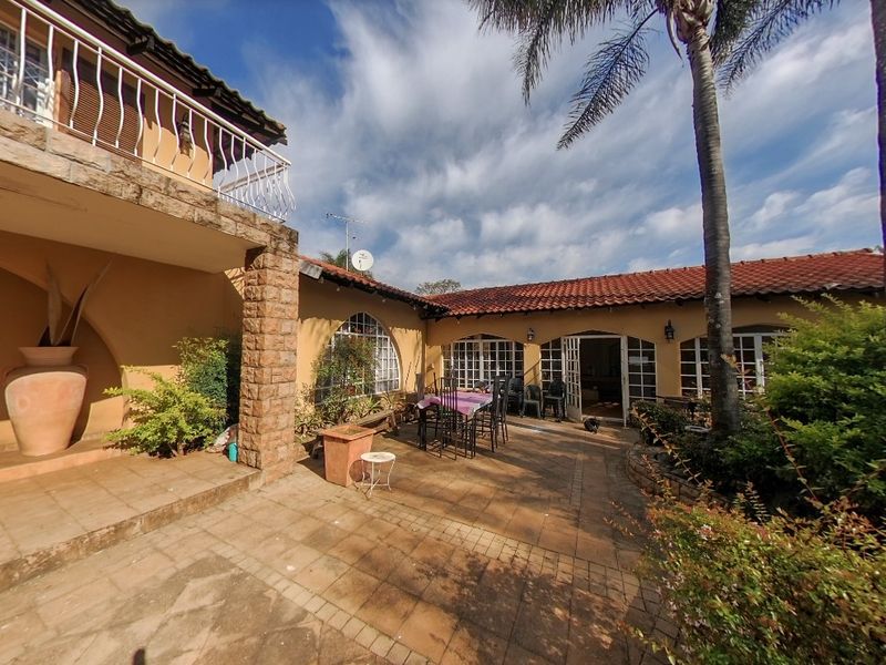 5 Bedroom Family Residence with Flatlet, Borehole, Expansive Entertainment Areas & Unlimited Potential in Sought-After Murrayfield - Photo 4