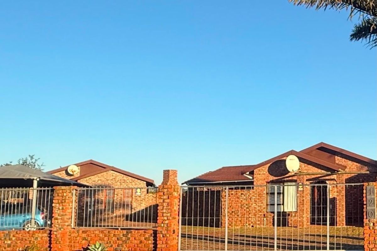 2 Bedroom Townhouse in Windsor Park, Despatch  - Photo 2