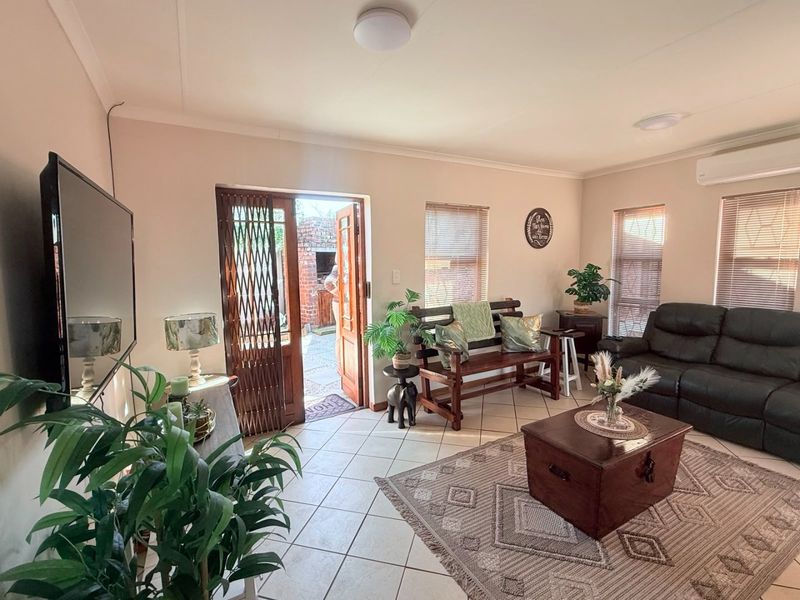 2 Bedroom Townhouse in Windsor Park, Despatch  - Photo 9