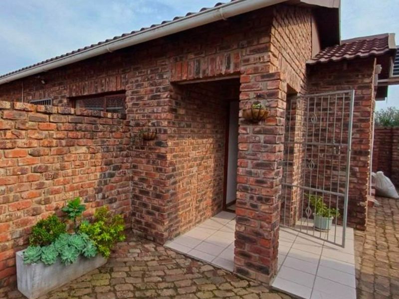 2 Bedroom Townhouse in Windsor Park, Despatch  - Photo 6