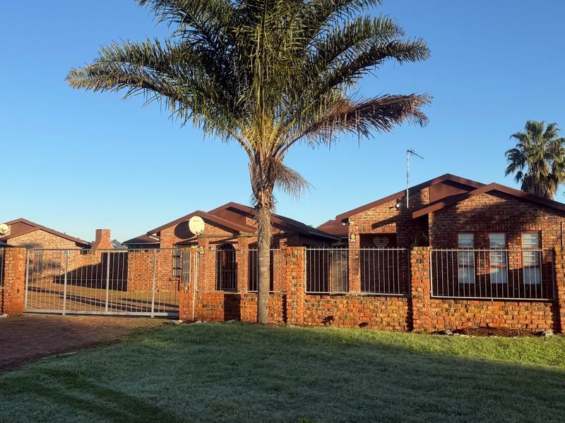 2 Bedroom Townhouse in Windsor Park, Despatch  - Photo 1