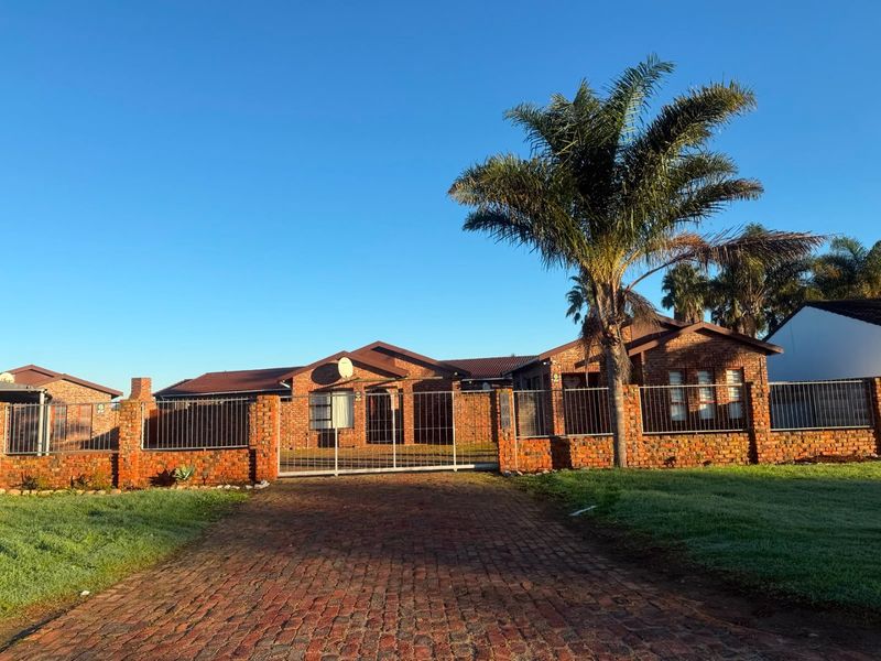 2 Bedroom Townhouse in Windsor Park, Despatch  - Photo 3