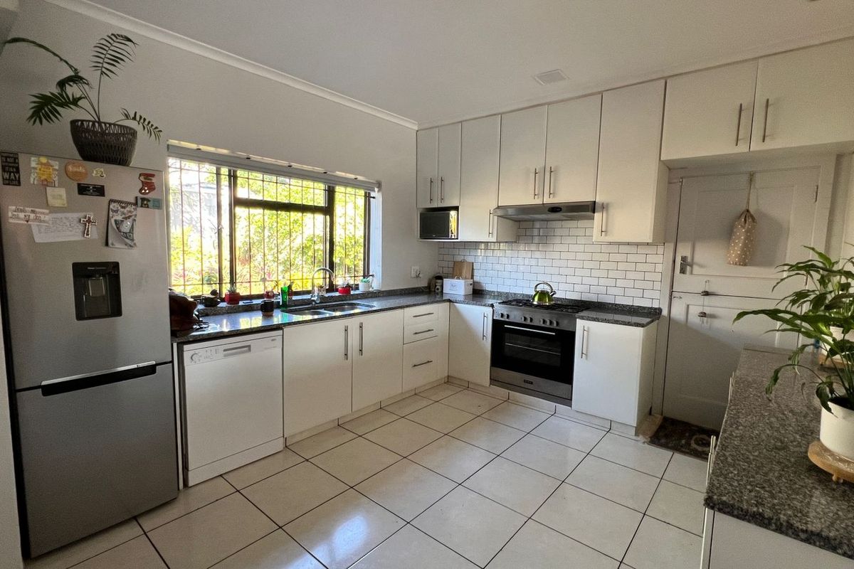 Stunning 3 Bedroom Family Home with Income-Generating Granny Flat & Office - Photo 5