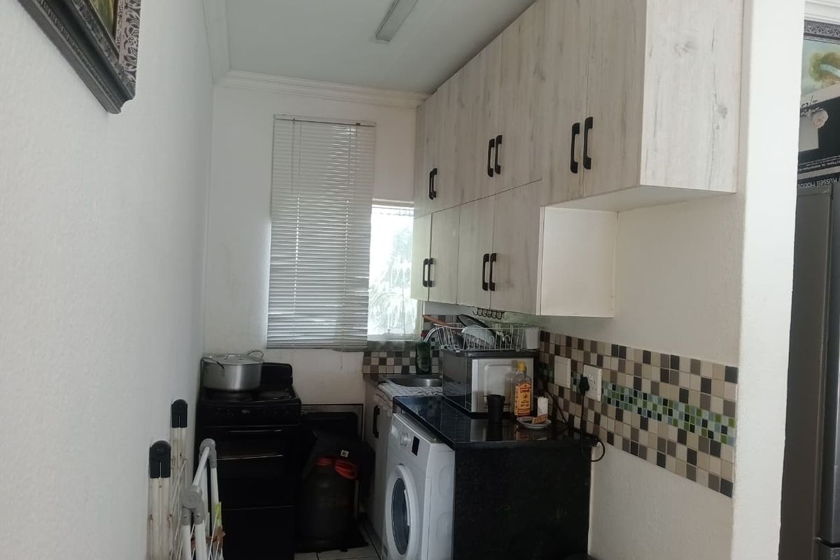 Modern 1-Bedroom Apartment for Sale in Savona, Eden Glen - Photo 2