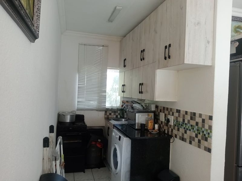 Modern 1-Bedroom Apartment for Sale in Savona, Eden Glen - Photo 2