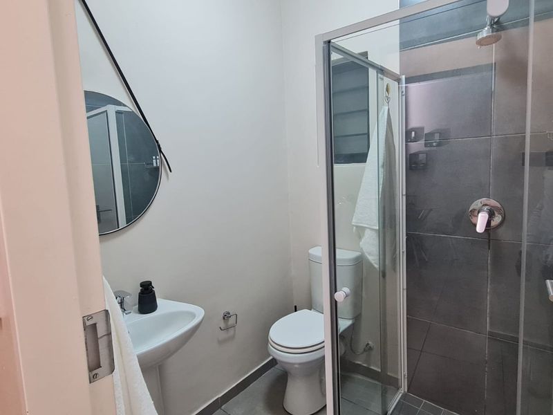 Modern 2 Bedrooms, 2 bathrooms Apartment To Rent in Waterfall Ridge, Vorna valley in Midrand - Photo 5