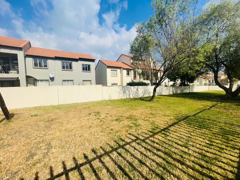 2 Bedroom First Floor Apartment to Rent in Country View Midrand. - Photo 2