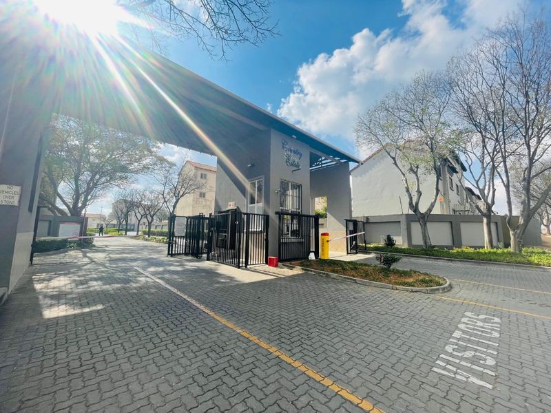 2 Bedroom First Floor Apartment to Rent in Country View Midrand. - Photo 1