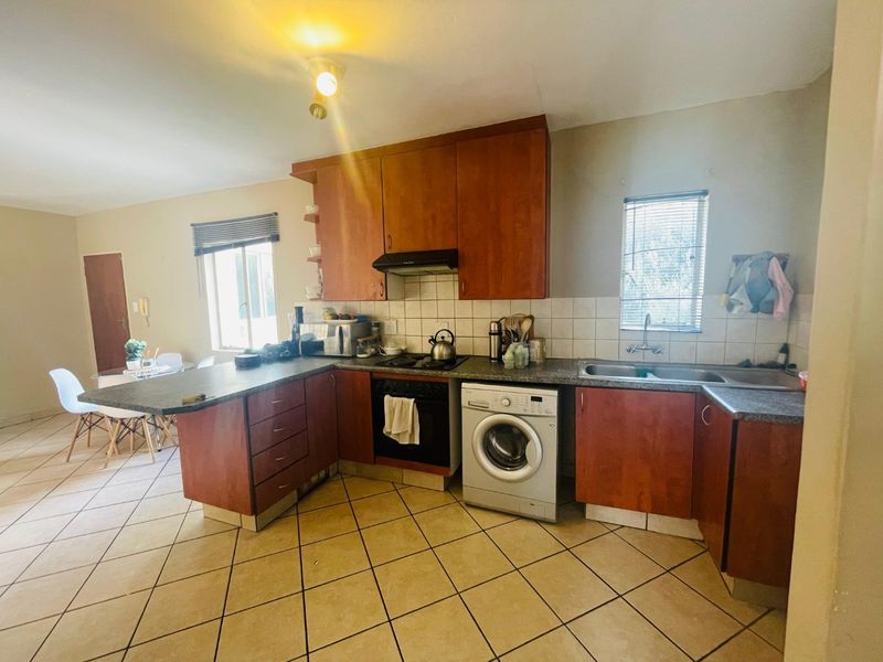 2 Bedroom First Floor Apartment to Rent in Country View Midrand. - Photo 9