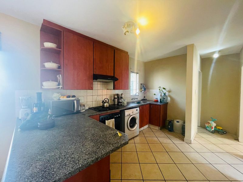 2 Bedroom First Floor Apartment to Rent in Country View Midrand. - Photo 8