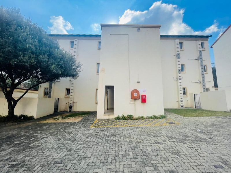 2 Bedroom First Floor Apartment to Rent in Country View Midrand. - Photo 3