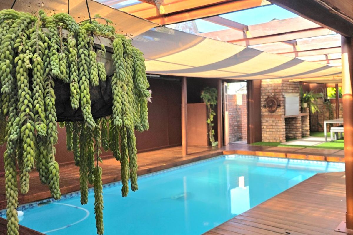 OCEAN VIEW HOME WITH POOL AND SEPARATE ACCOMMODATION IN HEROLDS BAY - Photo 2
