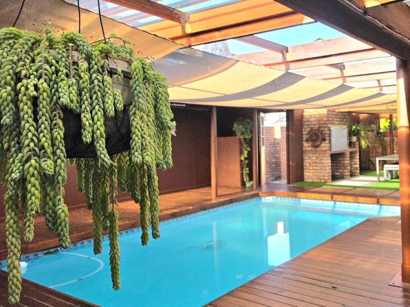 OCEAN VIEW HOME WITH POOL AND SEPARATE ACCOMMODATION IN HEROLDS BAY - Photo 2