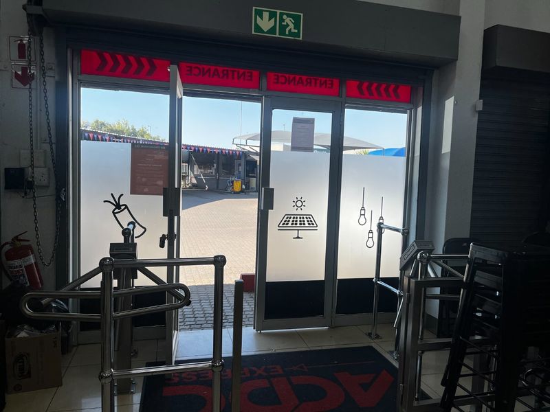 COMMERCIAL PROPERTY TO LET – PRIME LOCATION - Photo 9