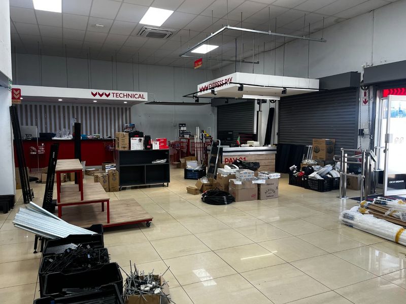 COMMERCIAL PROPERTY TO LET – PRIME LOCATION - Photo 4