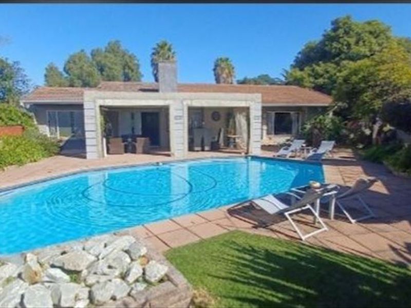 Spacious Family Home with Exceptional Features - Photo 3
