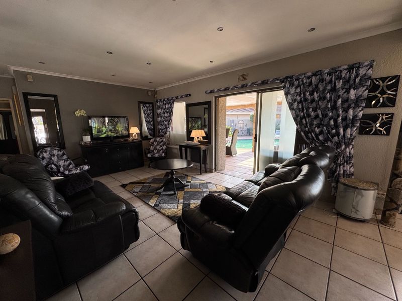 Spacious Family Home with Exceptional Features - Photo 4