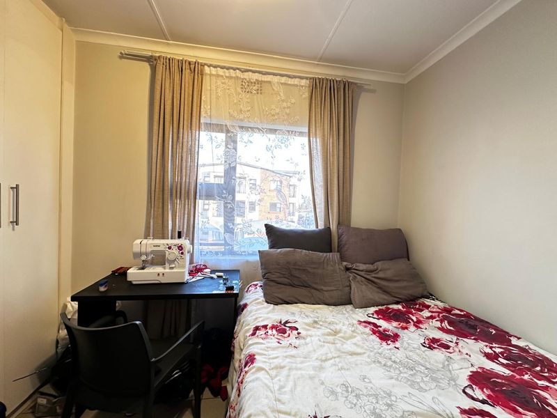 2-Bedroom First Floor Apartment To Let at Ravenswood - Photo 6