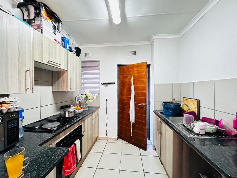 2-Bedroom First Floor Apartment To Let at Ravenswood - Photo 2