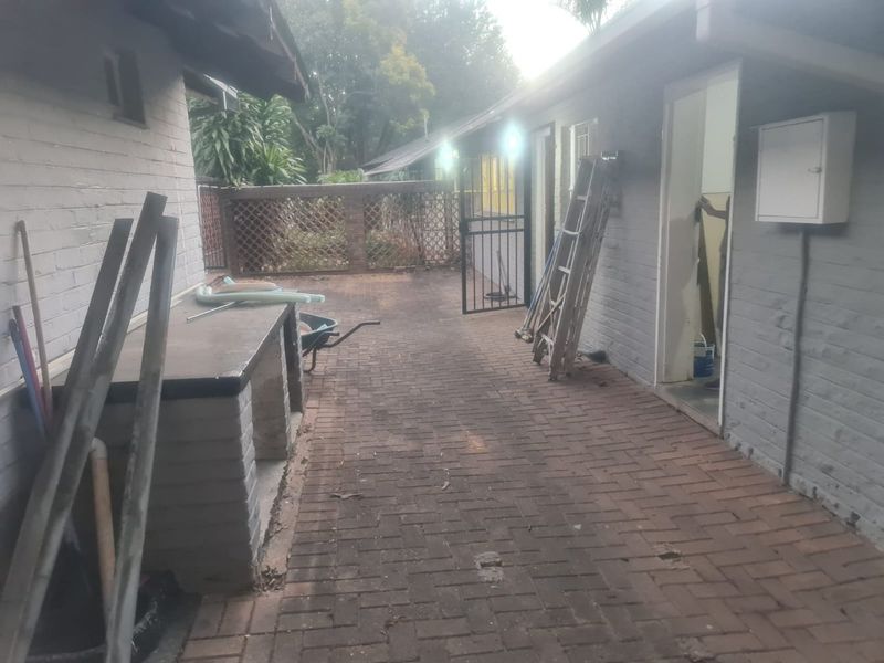 Large Family House Close to Schools in Town  - Photo 5