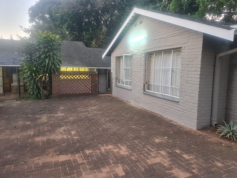 Large Family House Close to Schools in Town  - Photo 8