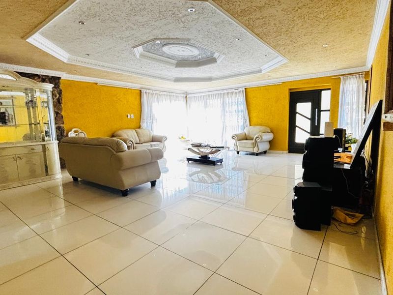 Sunlit family home in Tulisa Park - Photo 7