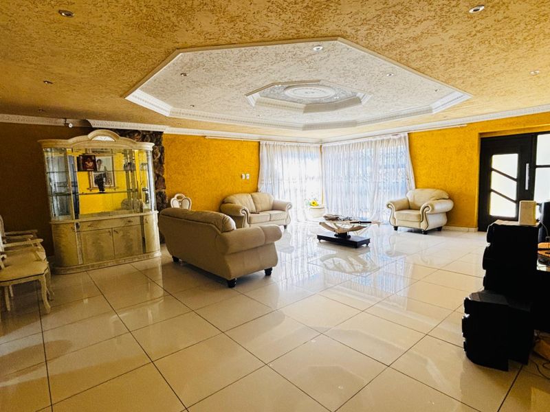 Sunlit family home in Tulisa Park - Photo 8