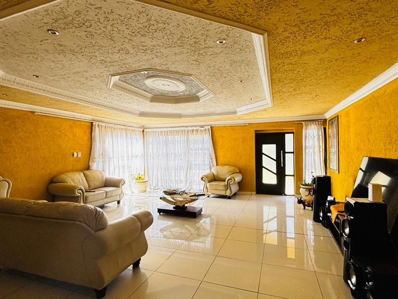 Sunlit family home in Tulisa Park - Photo 6