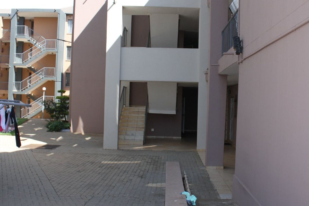 3 Bedroom Flat on the Ground Floor - Photo 2