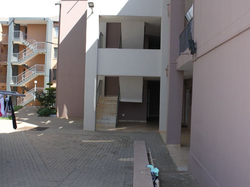3 Bedroom Flat on the Ground Floor - Photo 2
