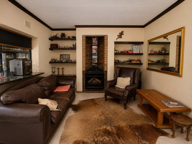 Luxurious family home with pool and flatlets! - Photo 4
