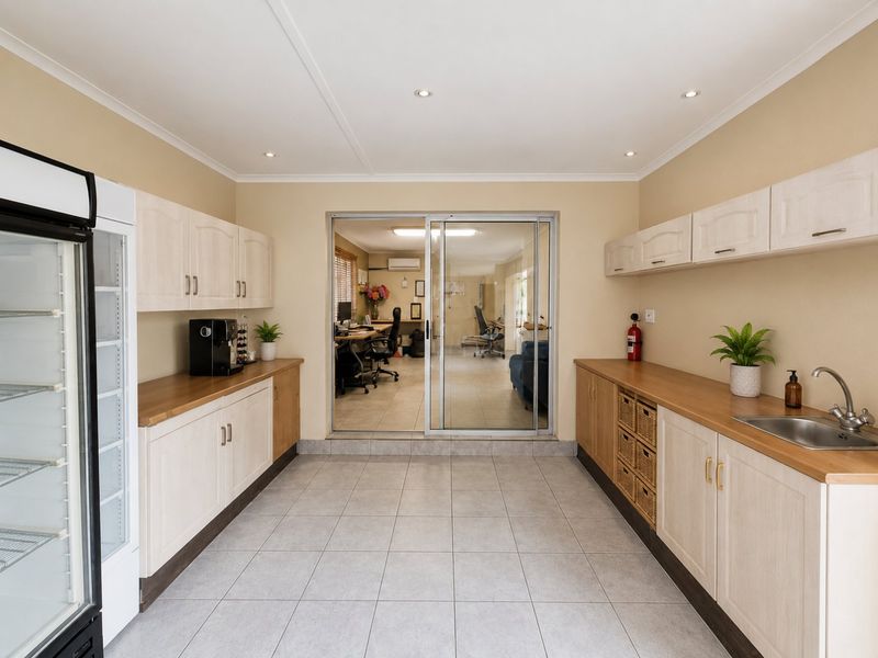 Luxurious family home with pool and flatlets! - Photo 7