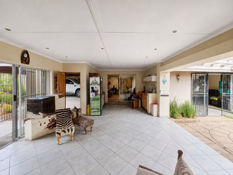 Luxurious family home with pool and flatlets! - Photo 6