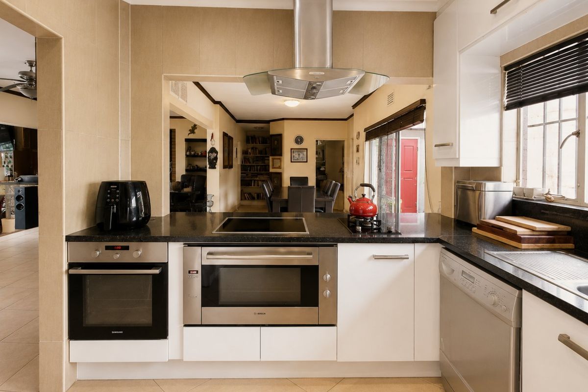 Luxurious family home with pool and flatlets! - Photo 2