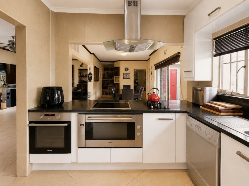 Luxurious family home with pool and flatlets! - Photo 2