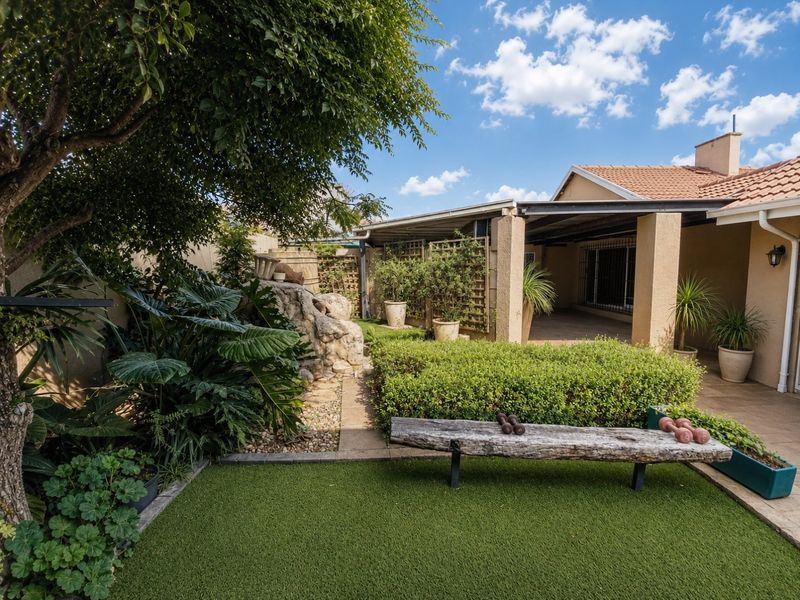 Luxurious family home with pool and flatlets! - Photo 1