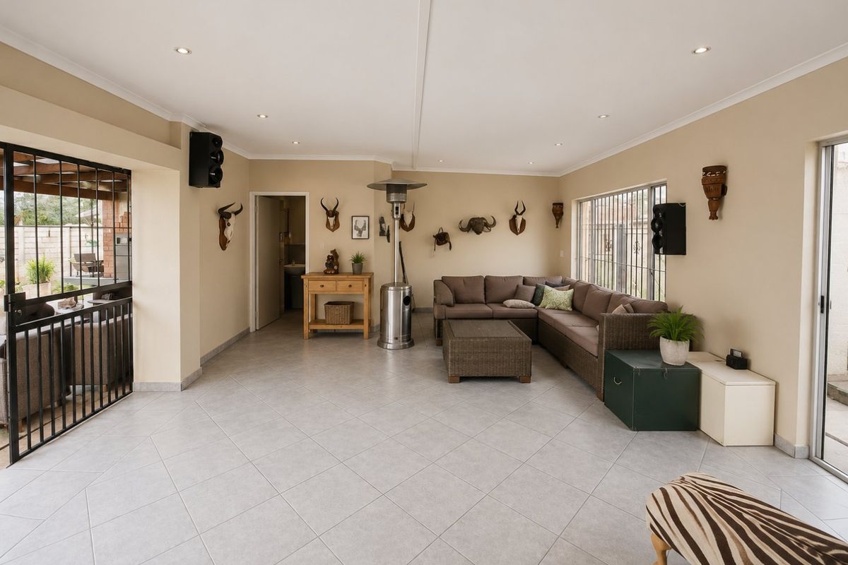 Luxurious family home with pool and flatlets! - Photo 5