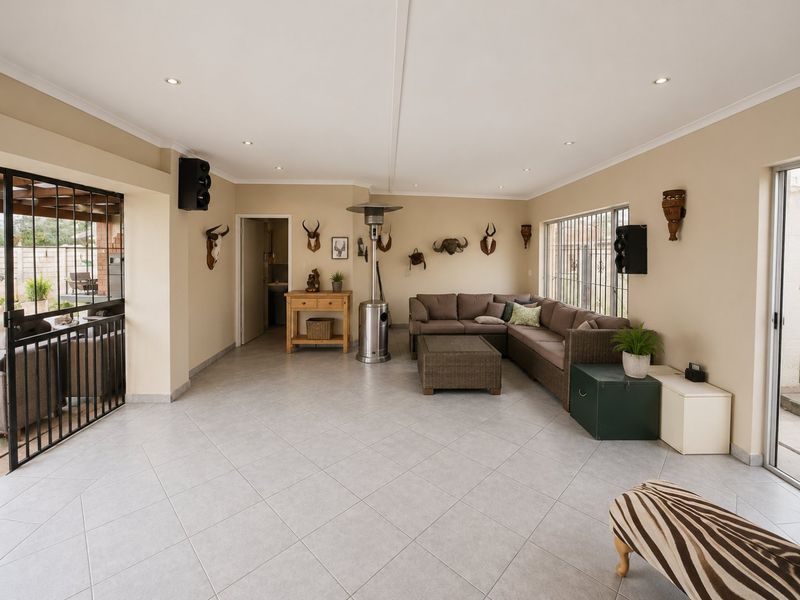 Luxurious family home with pool and flatlets! - Photo 5