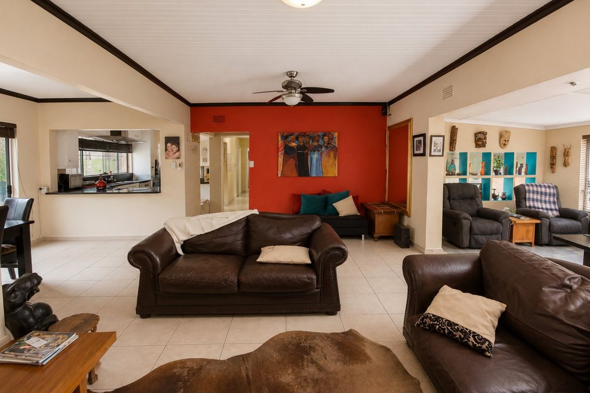 Luxurious family home with pool and flatlets! - Photo 3