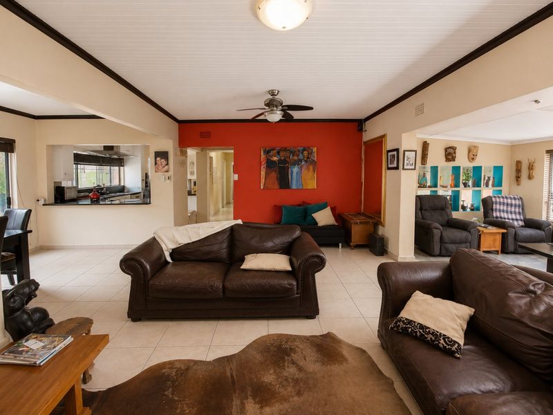 Luxurious family home with pool and flatlets! - Photo 3
