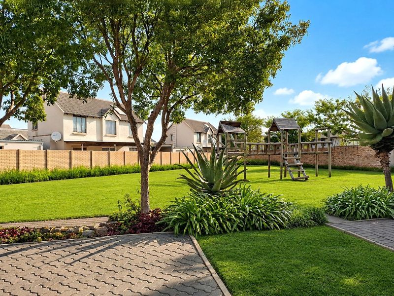 3-Bed Duplex Townhouse in Silver Acres with Private Garden - Photo 2