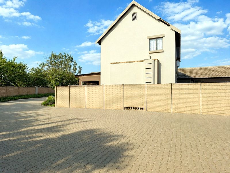 3-Bed Duplex Townhouse in Silver Acres with Private Garden - Photo 1