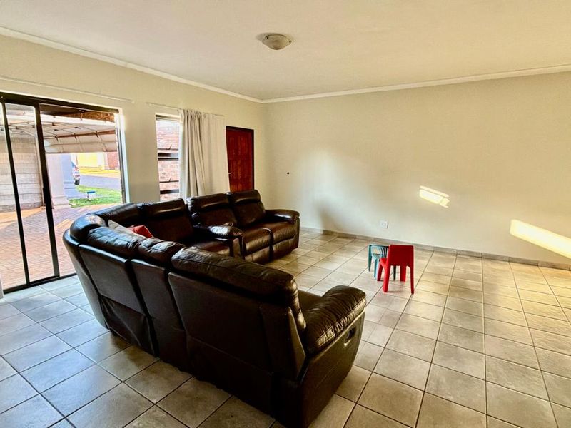 Spacious 4 Bedroom Townhouse in a Prime Area - Photo 3