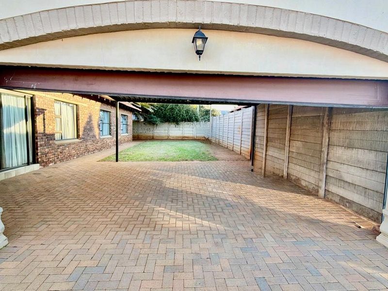 Spacious 4 Bedroom Townhouse in a Prime Area - Photo 5