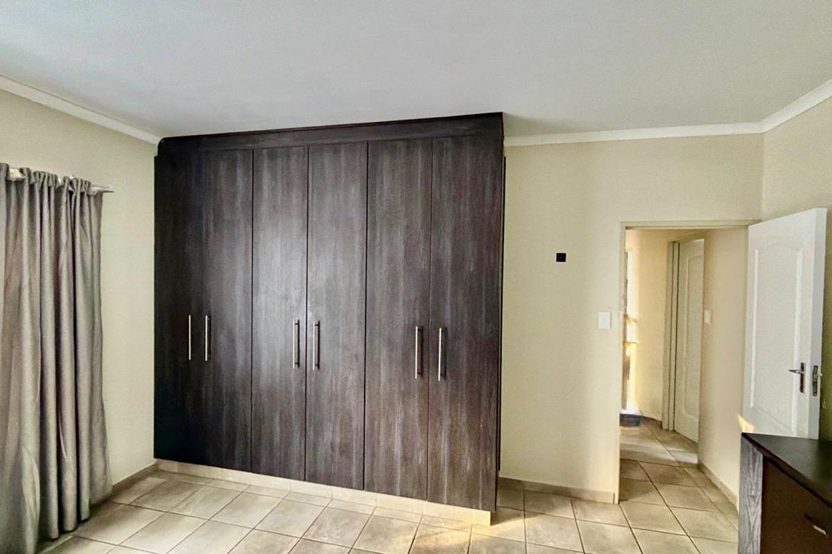 Spacious 4 Bedroom Townhouse in a Prime Area - Photo 4